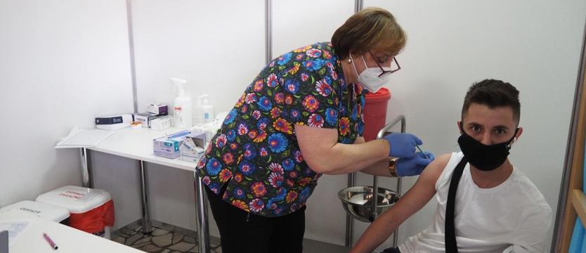 W polickim szpitalu już szczepią przeciwko COVID-19. Na początek 270 dawek