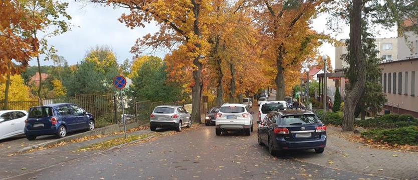 Długie czekanie na parking. Pacjenci mają nadzieję…