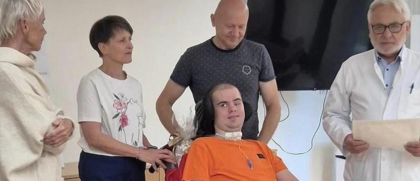 Piotr w drodze do domu. Bohaterski strażak opuścił klinikę „Budzik”