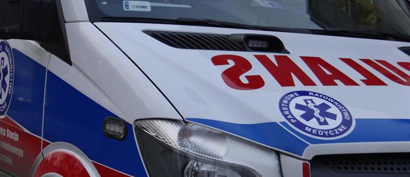 Auto wjechało w przystanek w Suchanówku. Dwie osoby ranne