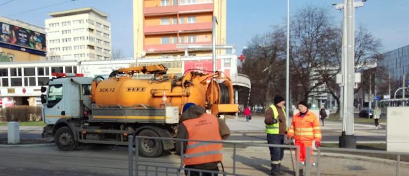 Zadbać o żelazny szlak. Miasto myje tory