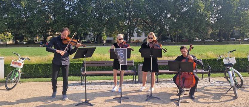 Orkiestra na rowerach i klasyka na ulicach miasta 