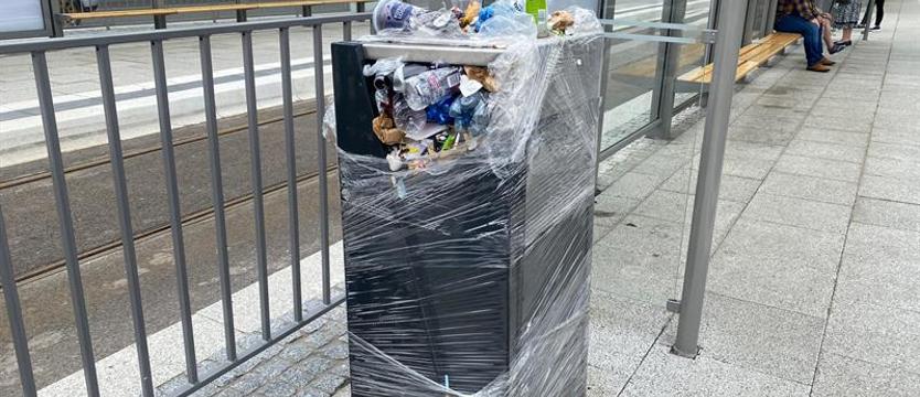 Kosze na śmieci zaczęły... znikać. Na przystankach w al. Wyzwolenia
