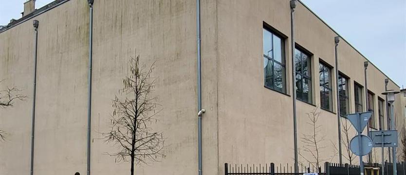 Mural z neonem w tle