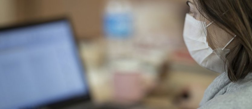 Przeszło 14 tys. zakażeń koronawirusem w środę w kraju. Nieznacznie lepiej niż przed tygodniem