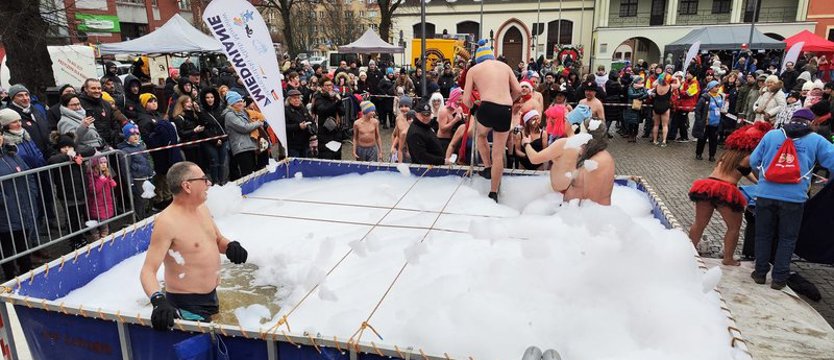 Bieg i lodowata kąpiel. Stargard głośno zagrał dla orkiestry