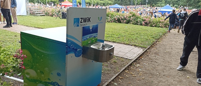 Z bidonem na spacer i imprezę. ZWiK montuje kolejne poidełka