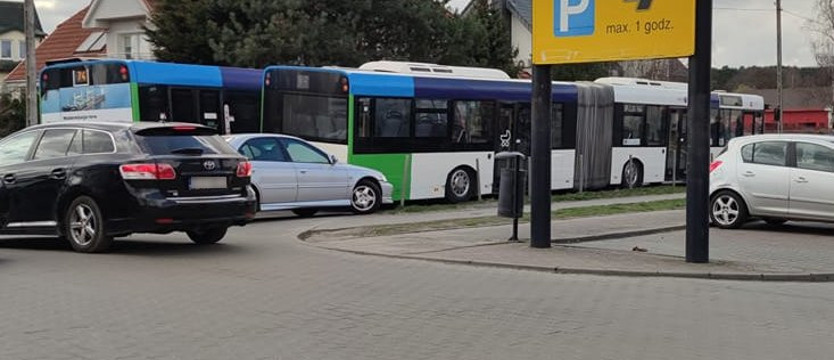 Zderzenie autobusu z osobówką na ul. Modrej