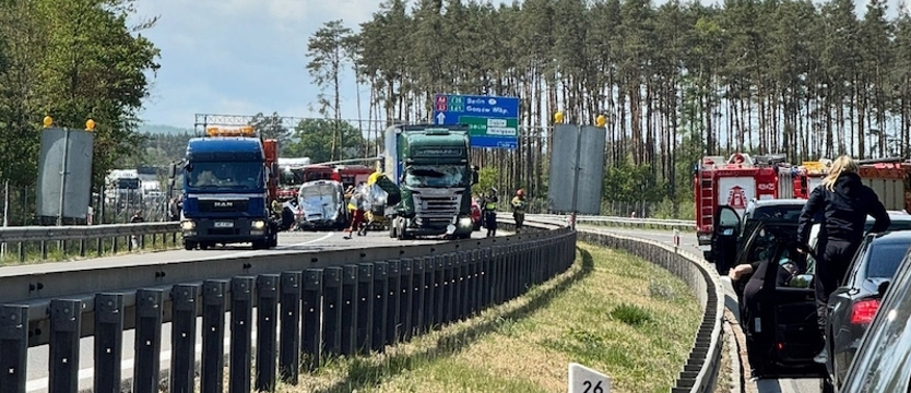Poważny wypadek na A6. Zderzenie ciężarówki i policyjnego busa