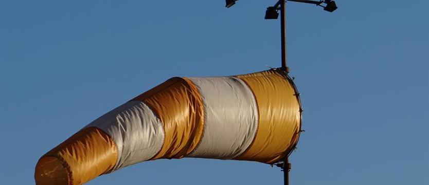 Uwaga, w nocy może wiać. Ostrzeżenie przed silnym wiatrem