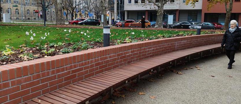 Zrewitalizowany plac Nowego Miasta. Jesienny czas „Batorego”