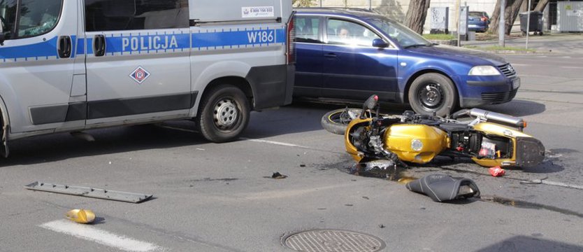 Zderzenie samochodu z motocyklem. Policja zabezpiecza miejsce zdarzenia