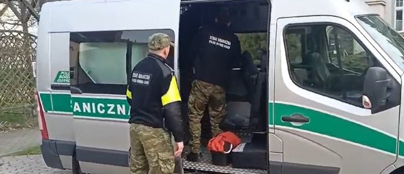 Był tak pijany, że z samochodu wjeżdżającego na prom trafił do szpitala