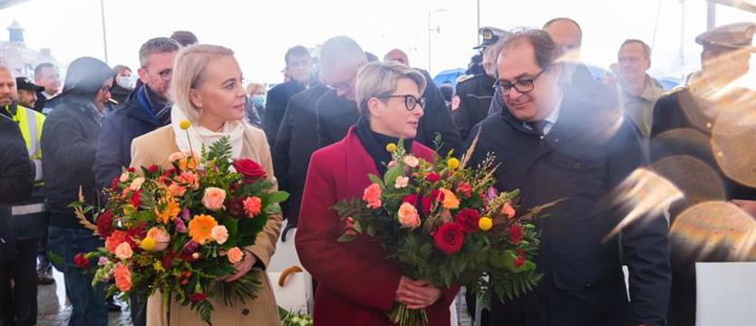 Taras odnowiony, lodołamacze ochrzczone