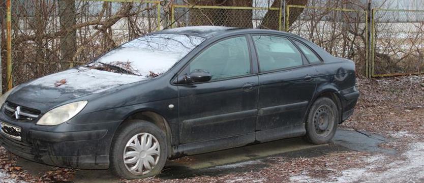 Szpecą i blokują miejsca. Parking dla porzuconych?