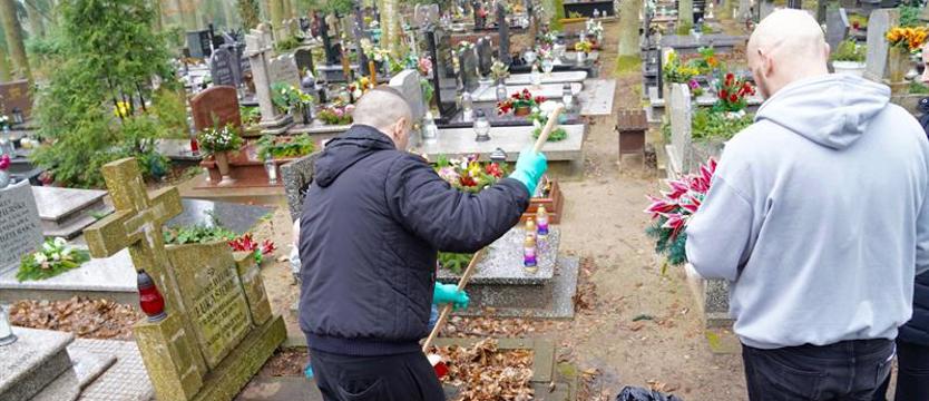 Na Cmentarzu Centralnym w Szczecinie więźniowie uporządkowali groby
