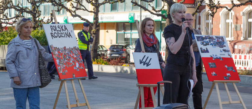 Patriotyzm powinien łączyć a nie dzielić. Happening na placu Adamowicza