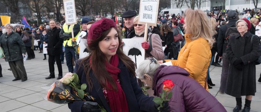 Róże od Młodzieży Wszechpolskiej