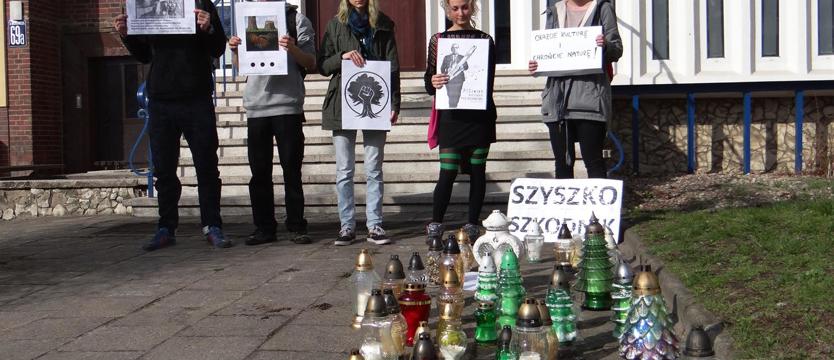 Protest: znicze i cienie brzóz
