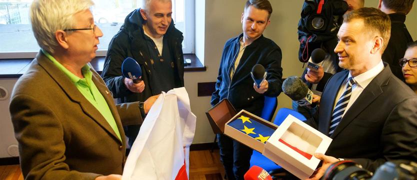 Nitras z prezentem dla Brudzińskiego