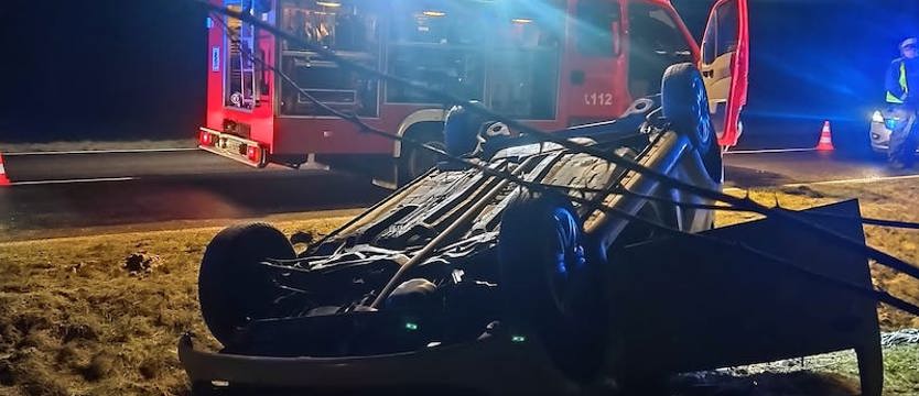 Dachowanie na betonce. Citroen wpadł w poślizg