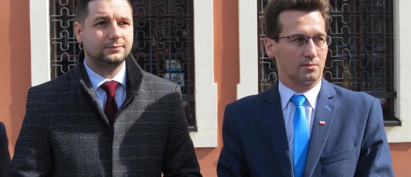 Jaki poparł Rogowskiego. KOD demonstrował