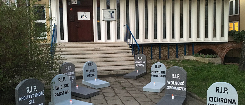 Osiem mogił pod siedzibą PiS