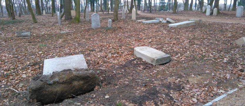 Zdemolowali 130 nagrobków