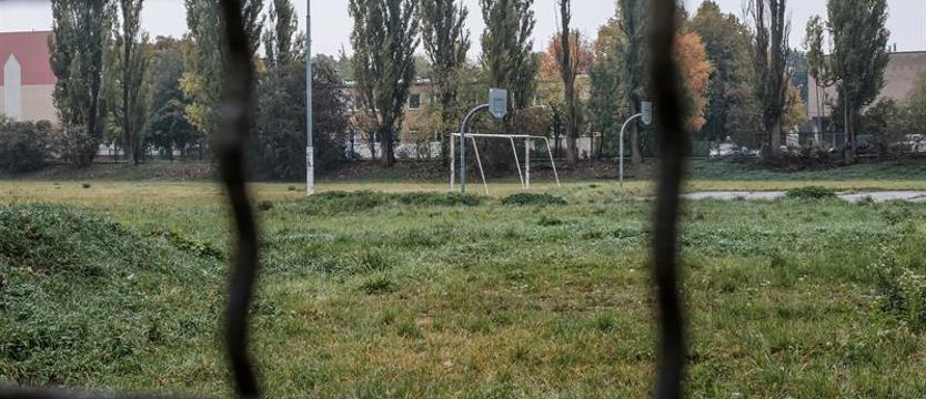 Piłka nożna. Zamknięty stadion