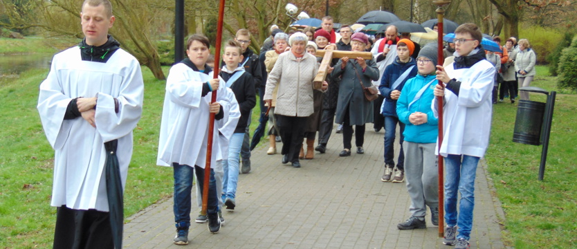 Procesja na ulicach Łobza