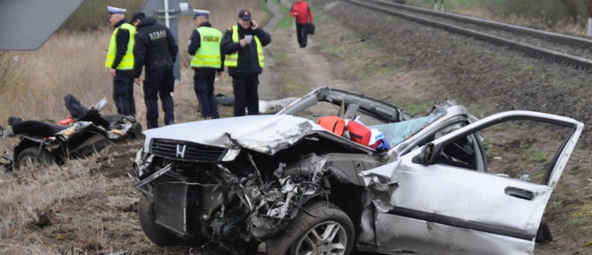 Wjechał pod pociąg. Ledwo uniknął śmierci