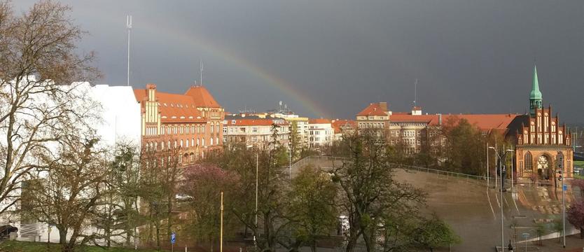 Tłoczno w sklepach, nerwowo na drogach, a na niebie tęcza  