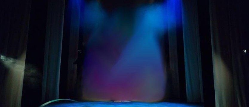 Policjanci mają chodzić do teatru