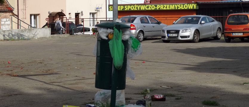 NAPISZ DO NAS. Śmieci pod szkołą