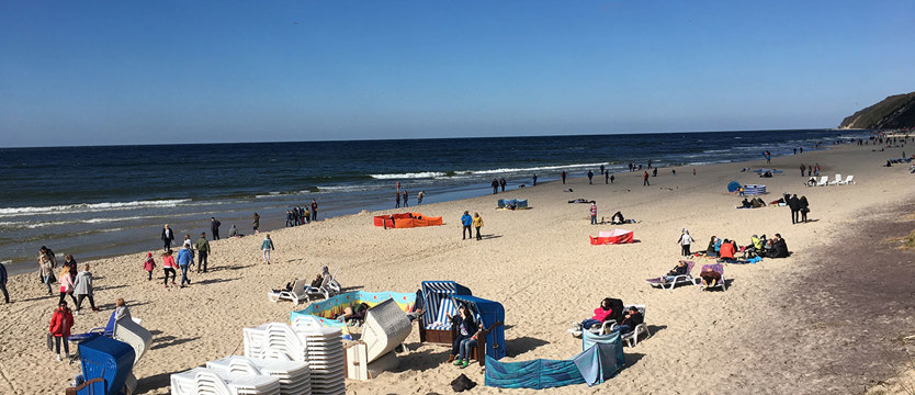 Tłumy nad morzem w długi weekend