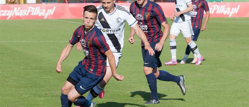 Piłka nożna. Hat trick Jarocha, wygrana juniorów