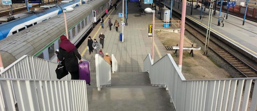 Kolej na perony i starą kładkę