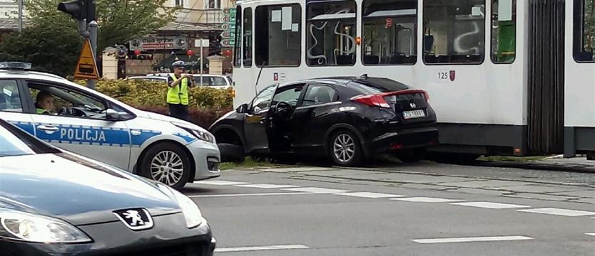 Honda pod tramawajem