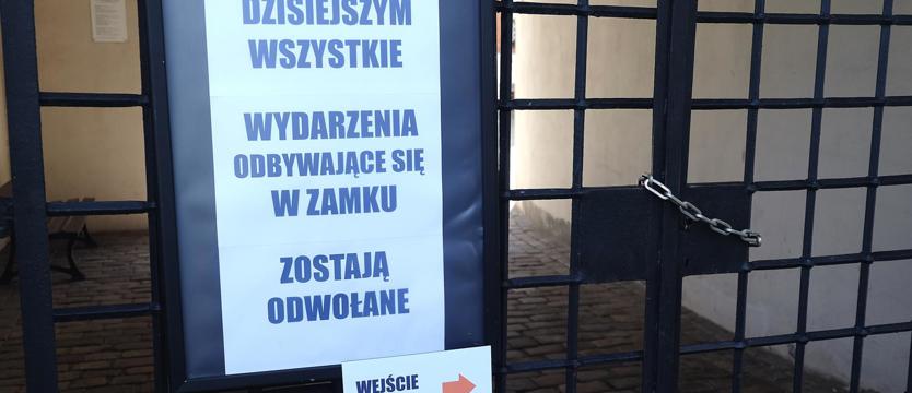 Zamek odwołuje