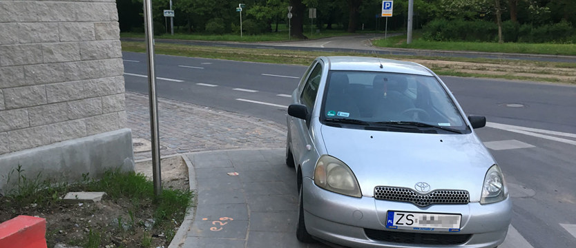 NAPISZ DO NAS. Zaparkował na "zebrze"