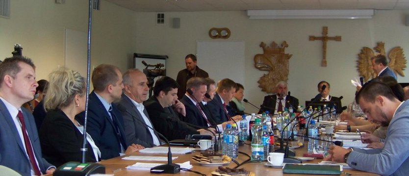 Sesja w Policach. Zatwierdzili podwyżki wody