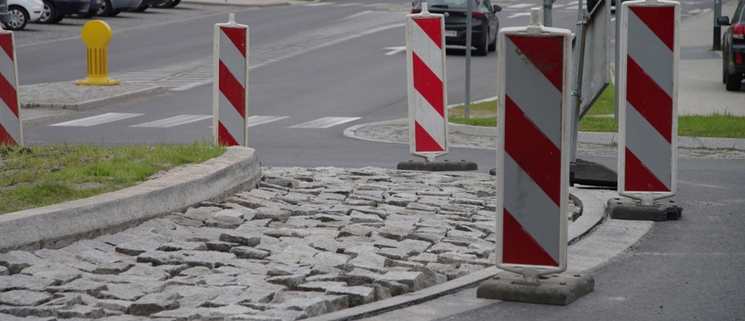 Niech jeszcze pomalują trawę!
