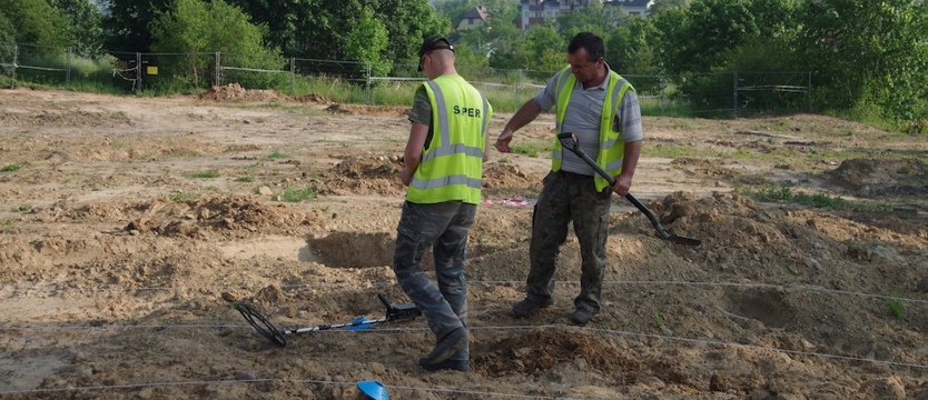 Saperzy badają teren cmentarza