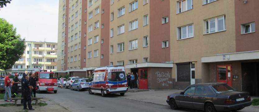 Zdesperowany grozi, że wyskoczy z okna