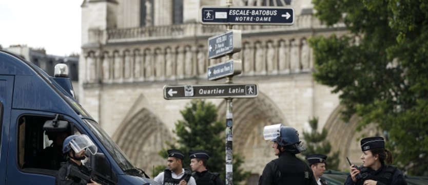 Zaatakował policjanta młotkiem przed Notre Dame