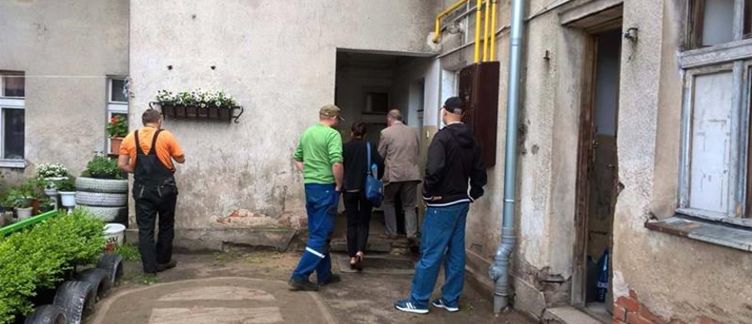 Z kawalerki na bruk. Dobytek na śmietnik