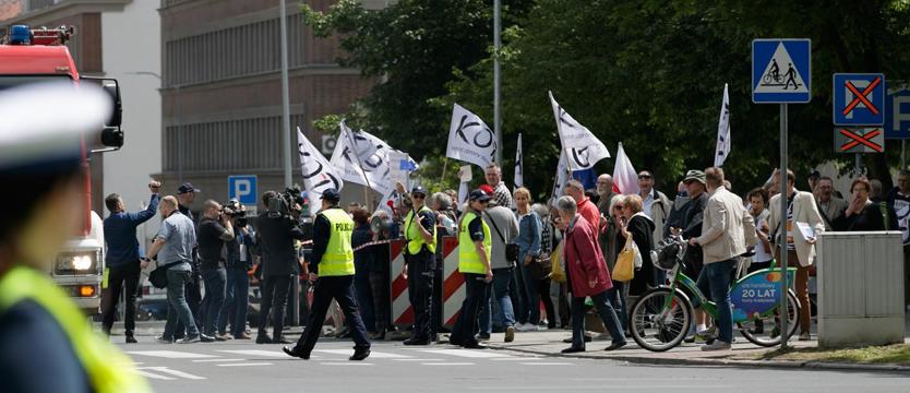 KOD kontra premier Szydło