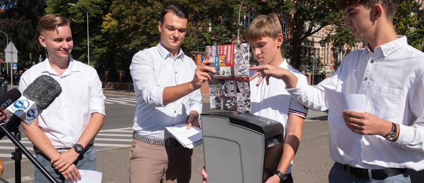 Podręcznik do HiT-u w niszczarce. Był happening, będzie manifestacja