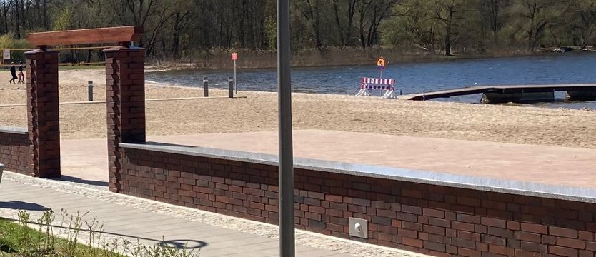 Plaża na kąpielisku Dąbie zamknięta. W wodzie są groźne dla zdrowia bakterie