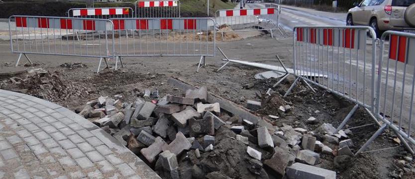 Wciąż w przebudowie. Kolejny poślizg drogowy na Gumieńcach bez konsekwencji